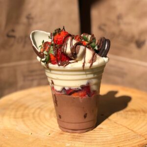 Fresas con crema y chocolate